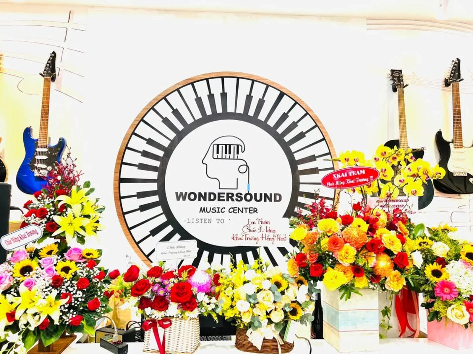 Wondersound Music School Xin cám ơn tình cảm của các anh chị em bạn hữu, các thầy cô, nghệ sỹ giảng viên và phụ huynh đã ưu ái tặng những giỏ hoa tươi tắn và góp mặt trong đêm khai trương tối qua ngày 24.11.