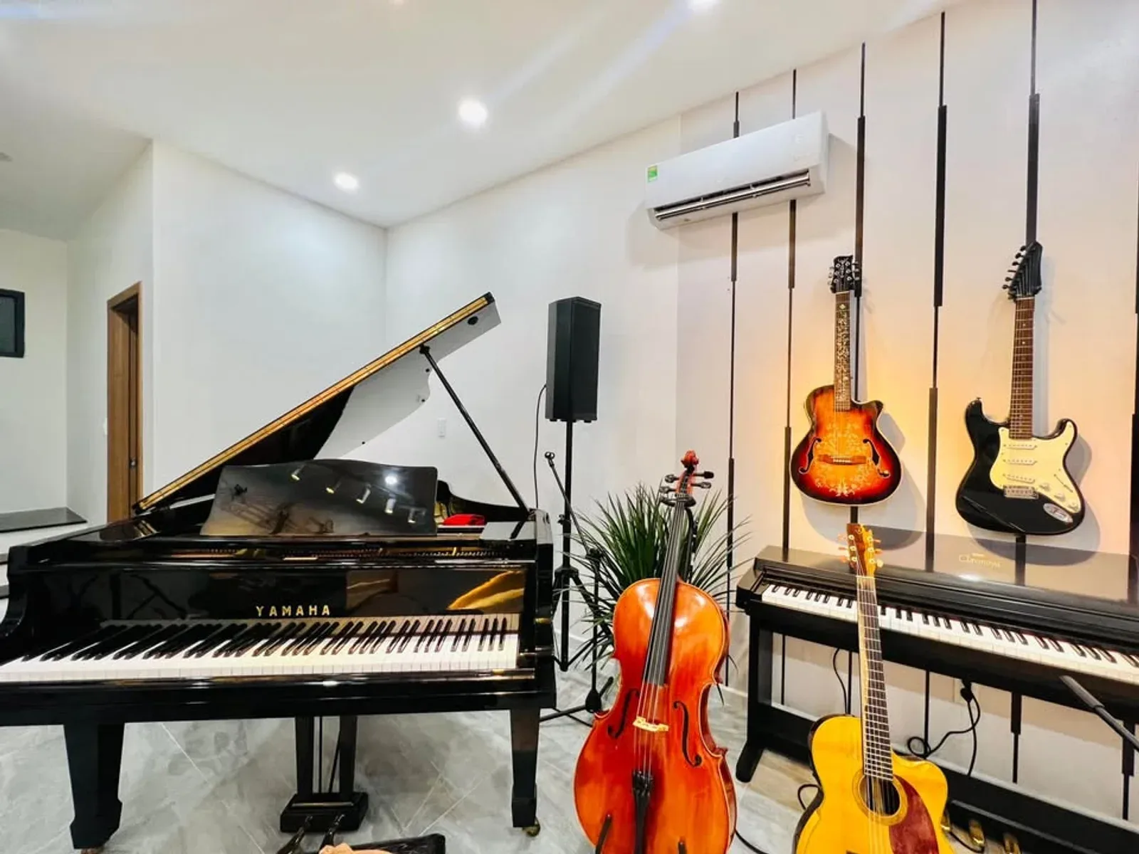 Wondersound Music School Xin cám ơn tình cảm của các anh chị em bạn hữu, các thầy cô, nghệ sỹ giảng viên và phụ huynh đã ưu ái tặng những giỏ hoa tươi tắn và góp mặt trong đêm khai trương tối qua ngày 24.11. — ảnh 3